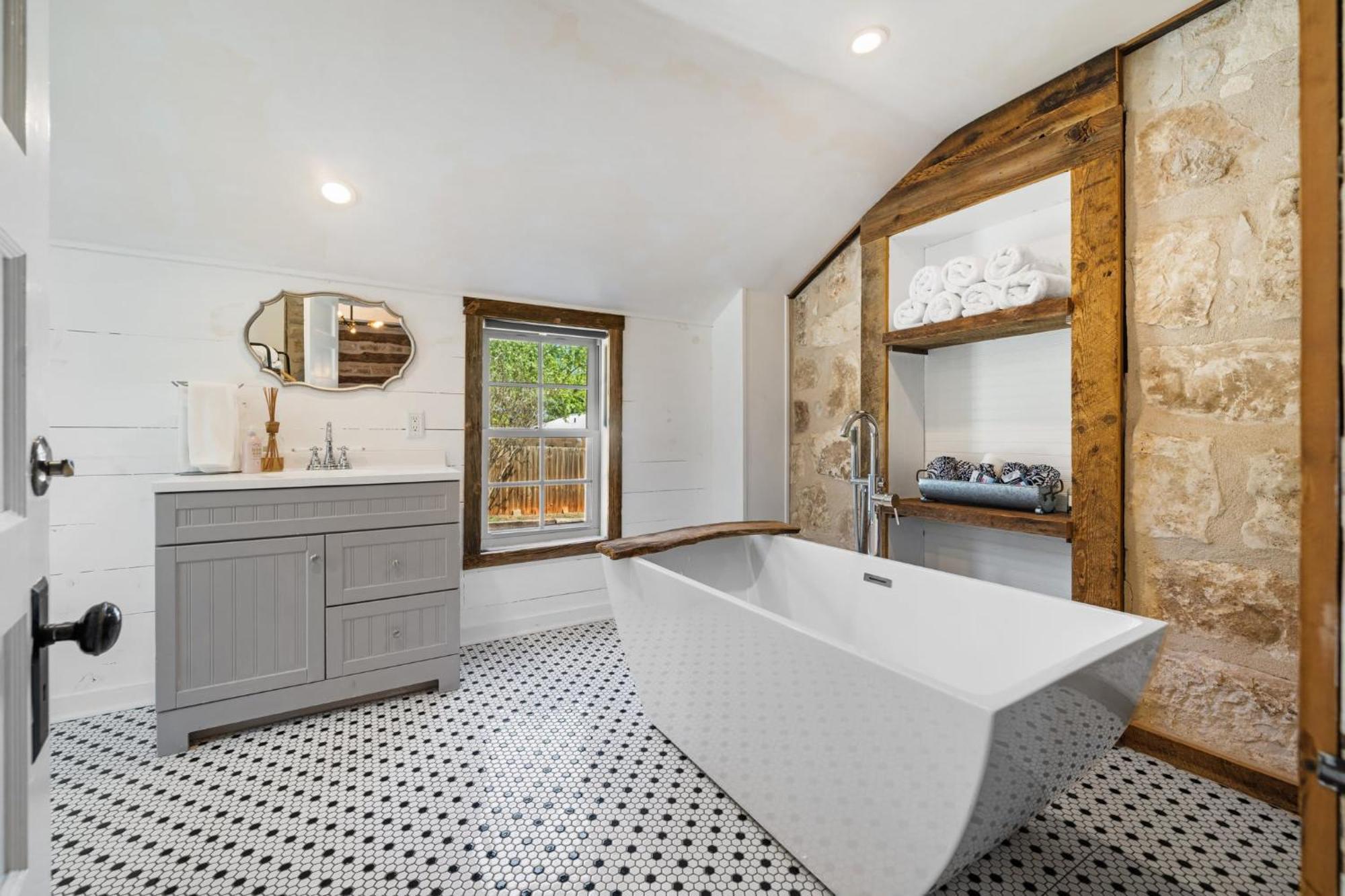 Katarina Haus - Hot Tub & Fire Pit Fredericksburg