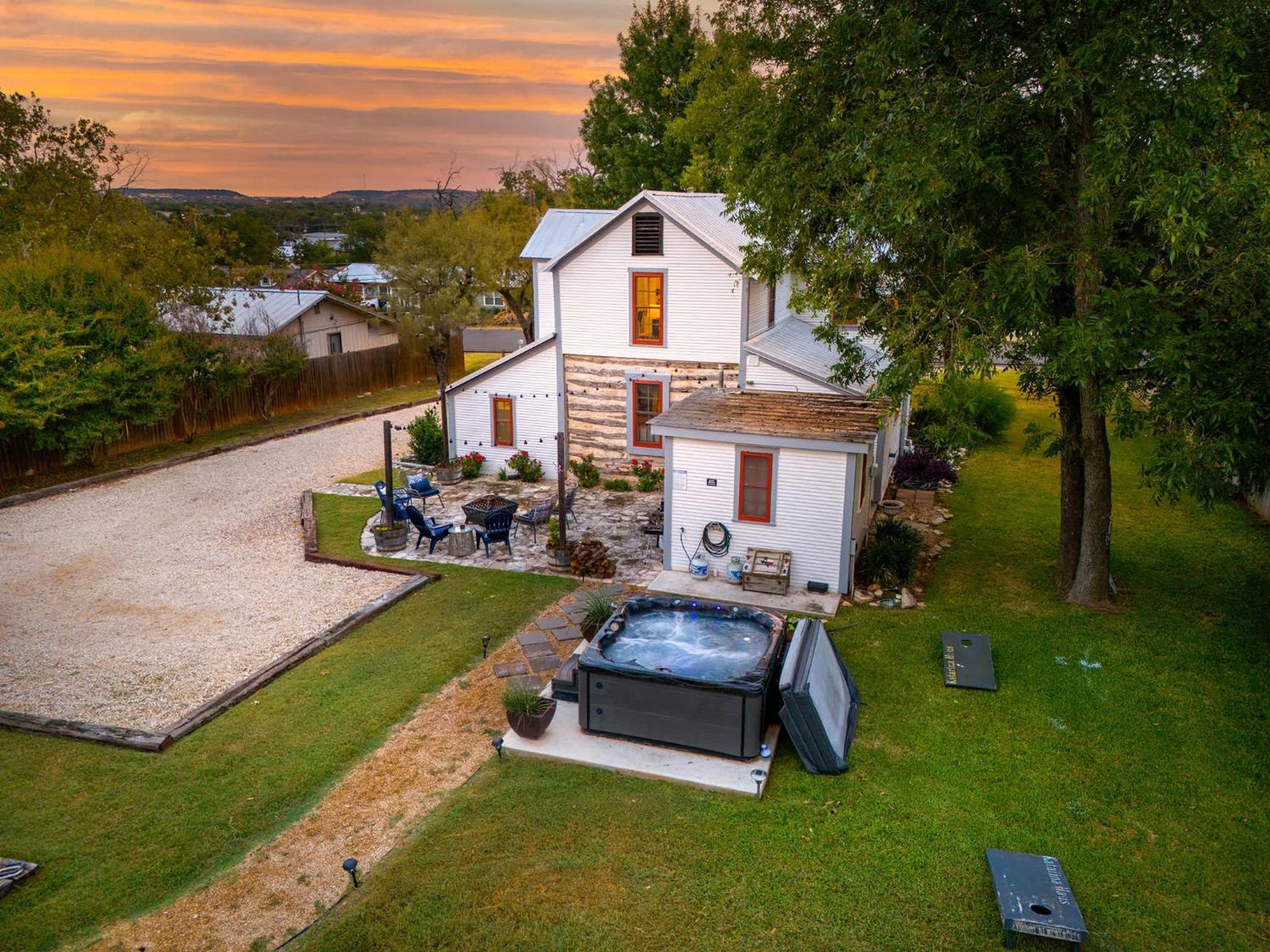 Katarina Haus - Hot Tub & Fire Pit Fredericksburg