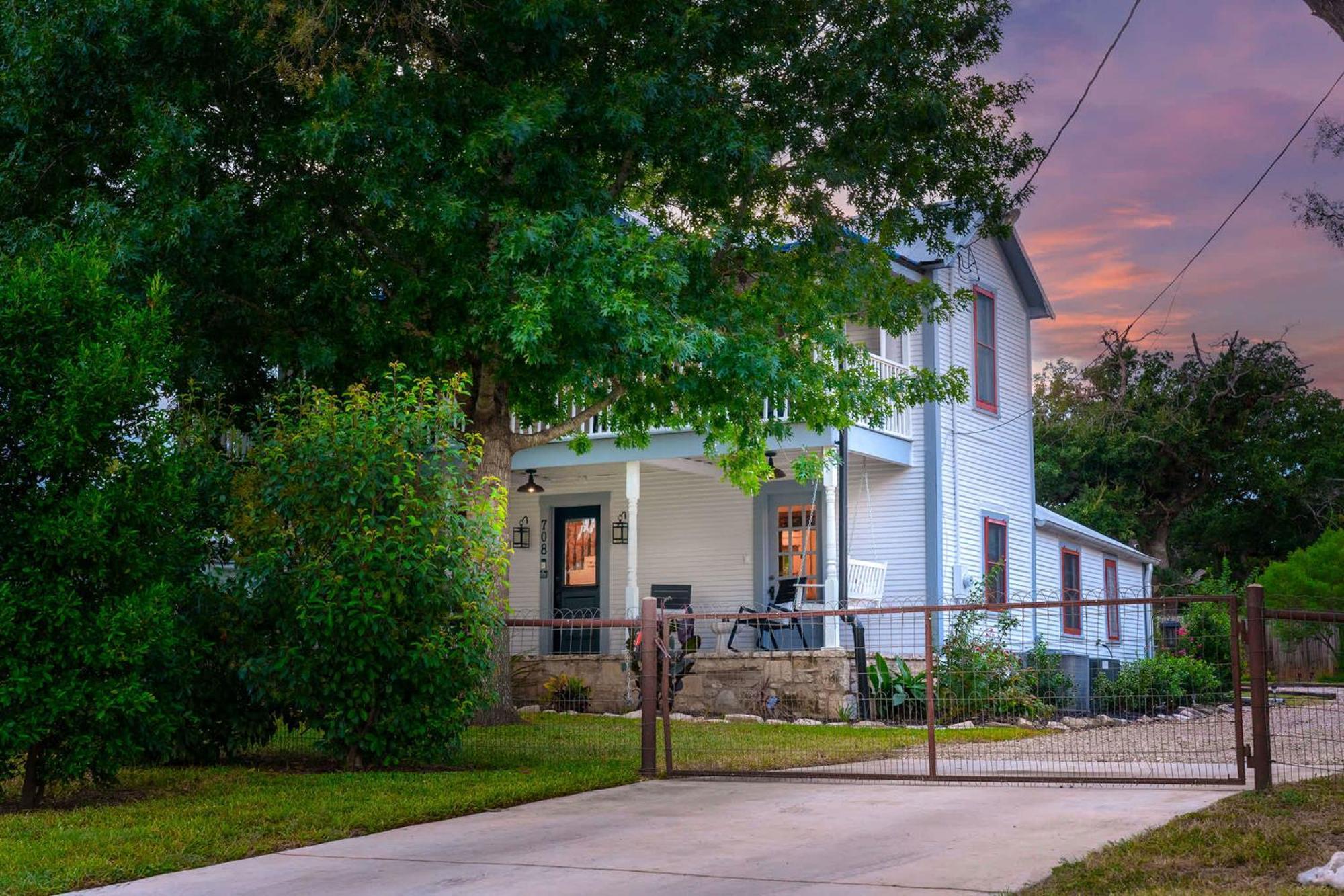 Katarina Haus - Hot Tub & Fire Pit Fredericksburg
