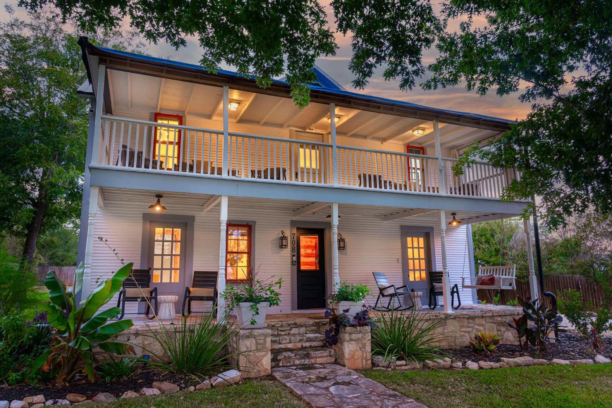 Katarina Haus - Hot Tub & Fire Pit Fredericksburg