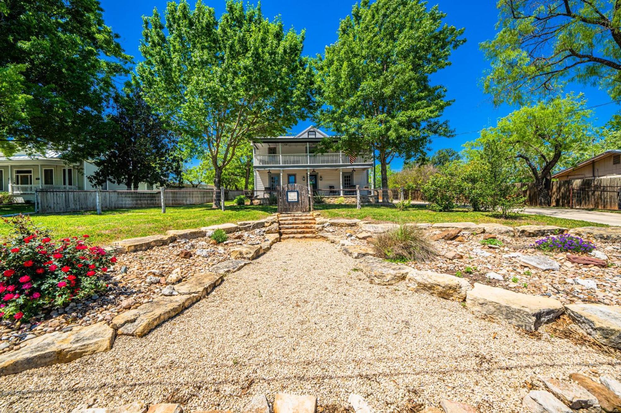 Katarina Haus - Hot Tub & Fire Pit Fredericksburg